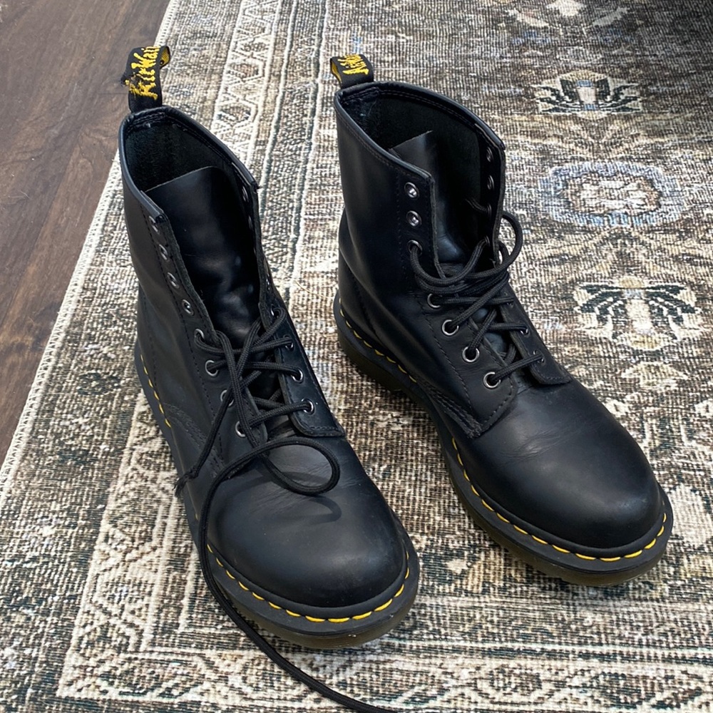Dr. Martins 8W Black Boots